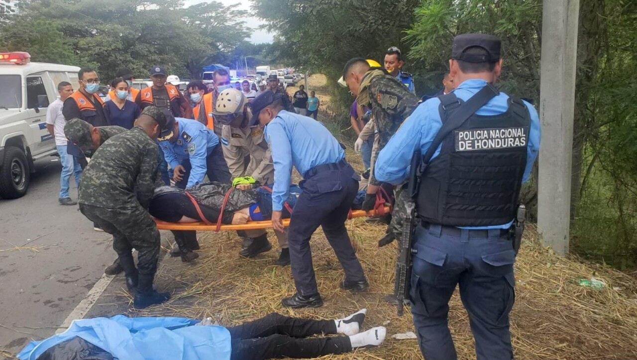 Tragedia en Honduras: 13 muertos y 30 heridos tras caer autobús desde un puente (VIDEO); al parecer un camión de carga le quitó el derecho de vía.