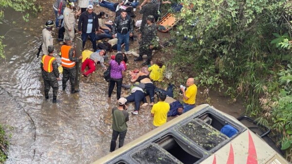 Tragedia en Honduras: 13 muertos y 30 heridos tras caer autobús desde un puente (VIDEO)