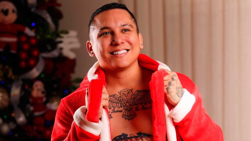 ¿Usó relleno? Critican a Edwin Luna por compartir postal navideña en ropa interior