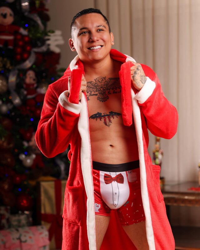 ¿Usó relleno? Critican a Edwin Luna por compartir postal navideña en ropa interior