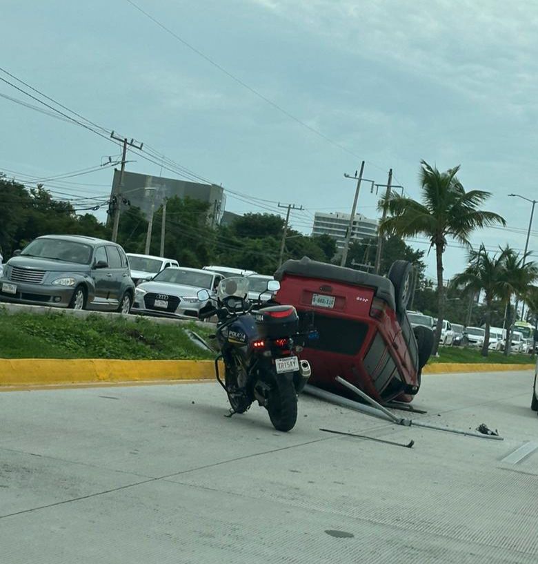 Vuelca camioneta en el bulevar Colosio de Cancún; a pesar de lo aparatoso del accidente no se reportaron personas lesionadas.