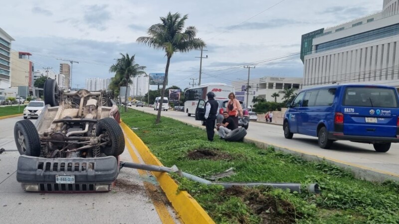 Vuelca camioneta en el bulevar Colosio de Cancún