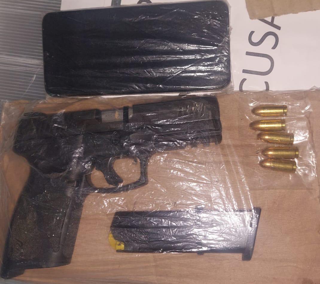 Detienen en Cozumel a un presunto ladrón de pantallas; el sujeto ya tenían apiladas tres televisiones afuera de un domicilio.