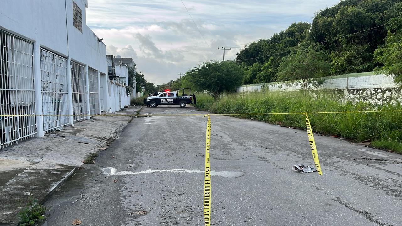 Ejecutan a custodia del Cereso de Cancún y dejan narcomensaje; la víctima recibió al menos cinco impactos de bala.