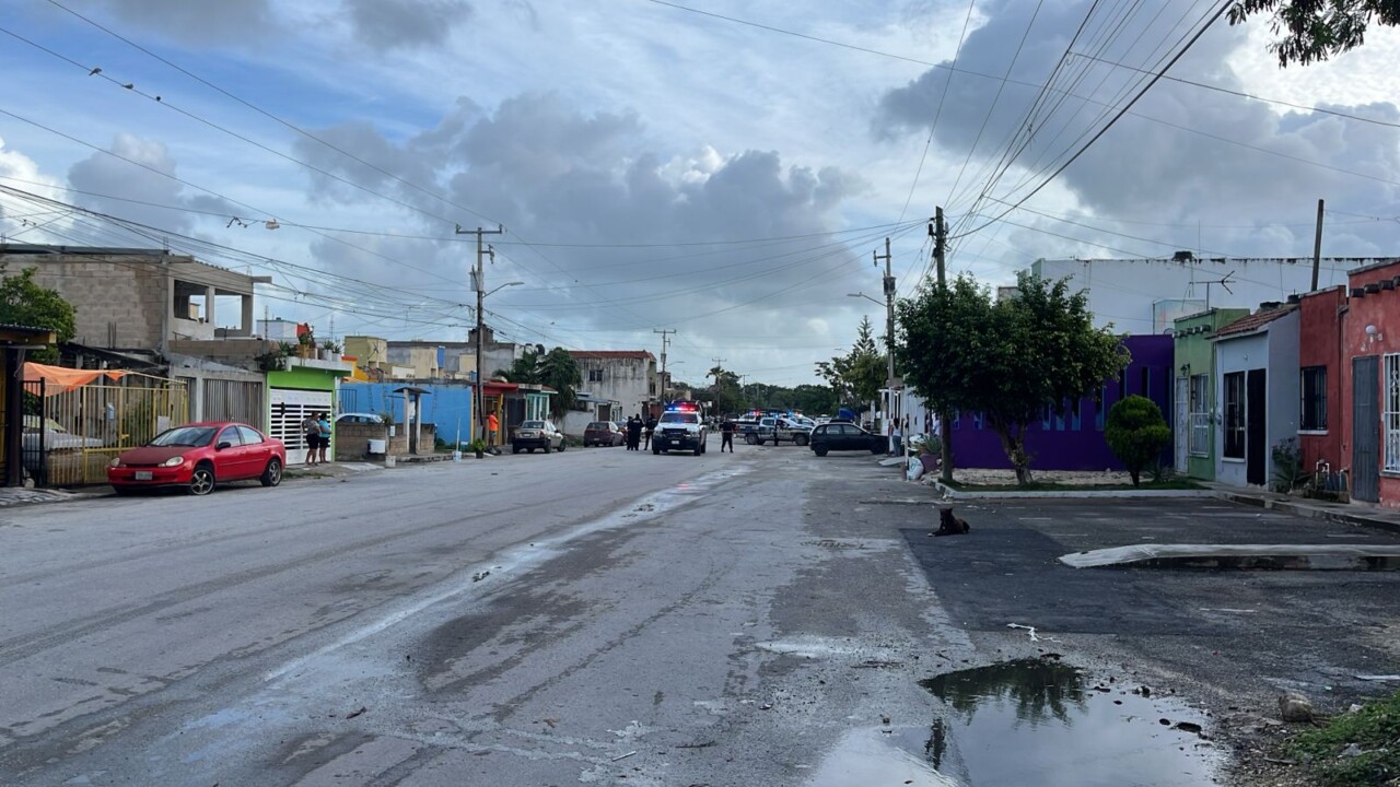 Asesinan a balazos a un hombre en Villas Otoch en Cancún; la víctima fue bajada por sicarios del auto en el que iba arribando a su domicilio.