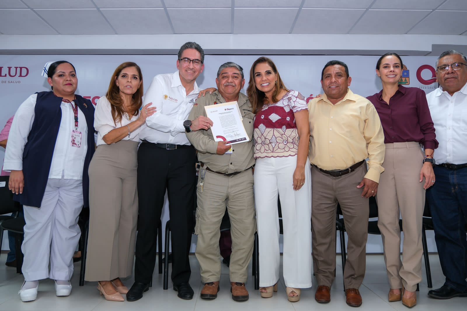 Entrega la gobernadora uniformes en beneficio de 7 mil 970 trabajadores e inicia la segunda etapa de basificación.