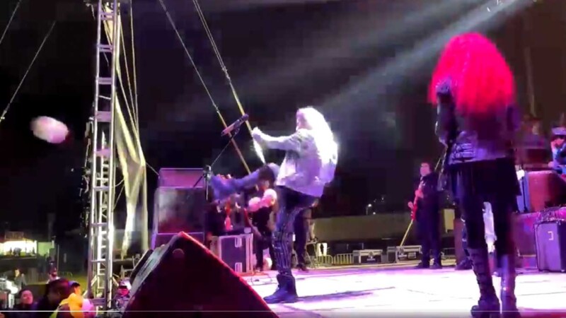 Alex Lora del Tri de México, da el "azotón" por imitar al otro Tri