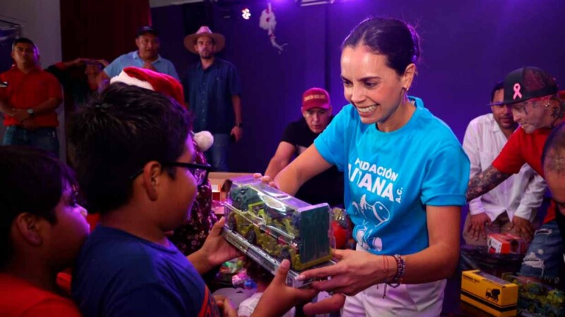 Festeja Ana Paty Peralta posada navideña con niñas y niños de Fundación Aitana