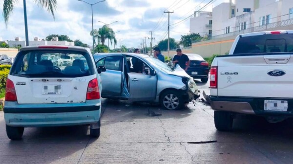 Carambola en avenida de Cancún deja una mujer lesionada