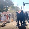 Se enfrentan con gases y "petardazos" policías y comerciantes en Oaxaca