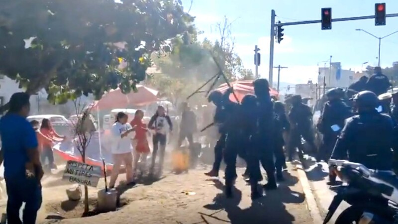 Se enfrentan con gases y "petardazos" policías y comerciantes en Oaxaca