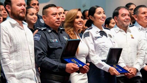 Entrega Mara Lezama la Medalla al Mérito Policial Quintana Roo 2023 por su desempeño y labor al servicio de la ciudadanía