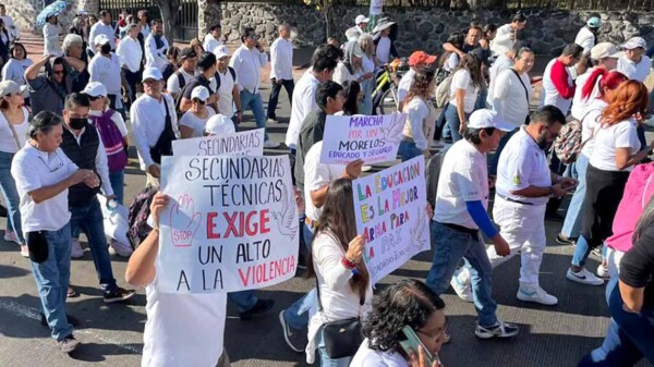 Marchan 25 mil docentes en Morelos, exigen seguridad