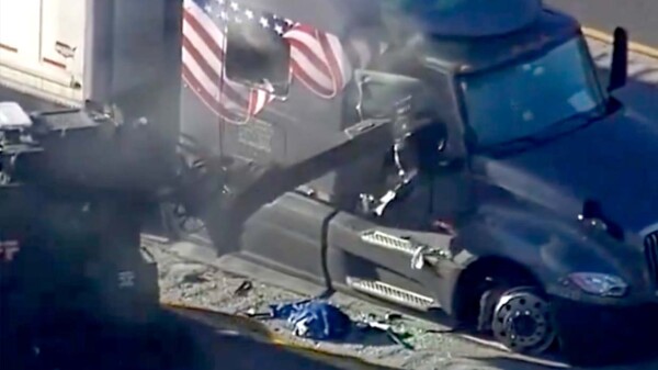 Policías destruyen trailer con robot tras persecución policial