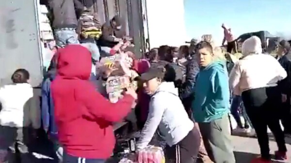 Pobladores en SLP saquean trailer de abarrotes estacionado