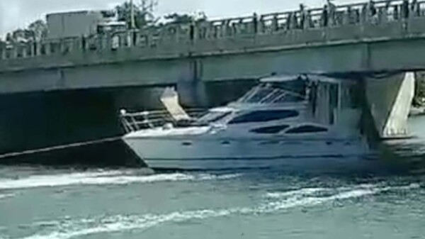 Yate se atora en puente Calinda de Cancún 