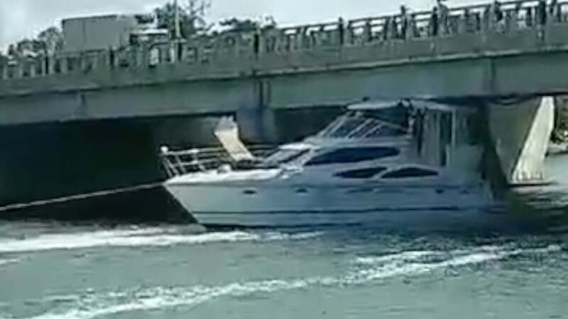 Yate se atora en puente Calinda de Cancún 