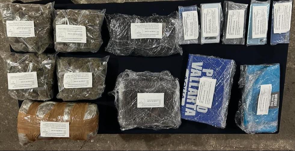 Detienen en la zona de ‘El Crucero’ a cuatro presuntos narcomenudistas; policías le decomisaron una gran cantidad de marihuana.