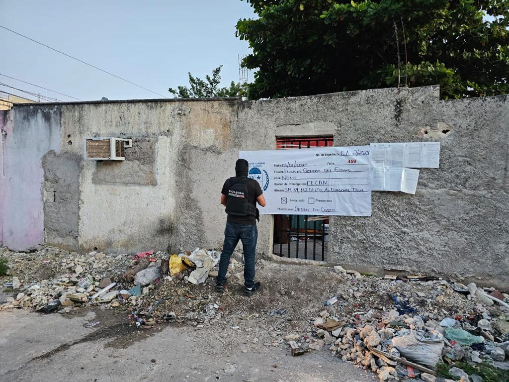 Aseguran drogas, armas, cartuchos y detienen a tres en cateos en Cancún y Playa del Carmen; los inmuebles fueron asegurados por la FGE.