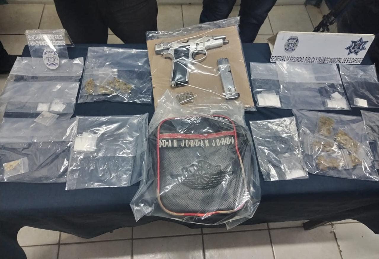 Detenidos en posesión de drogas y un arma de fuego en Playa del Carmen; a Alberto “N” y Erisai “N” les decomisaron diversos alcaloides y una escuadra.