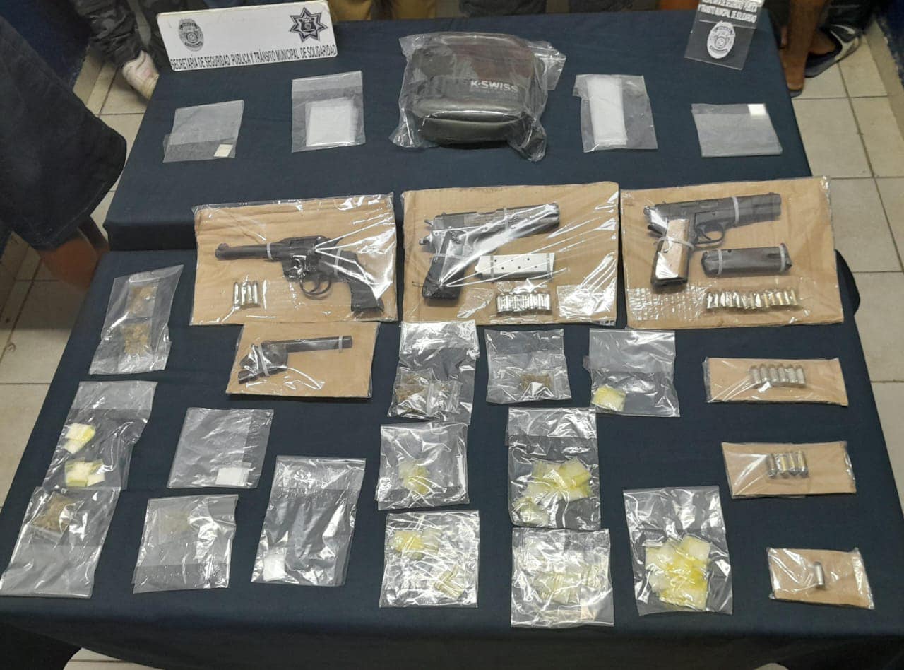 Cae una narcocélula en la colonia In House de Playa del Carmen; les decomisaron diversas dosis de enervantes y tres armas de fuego.