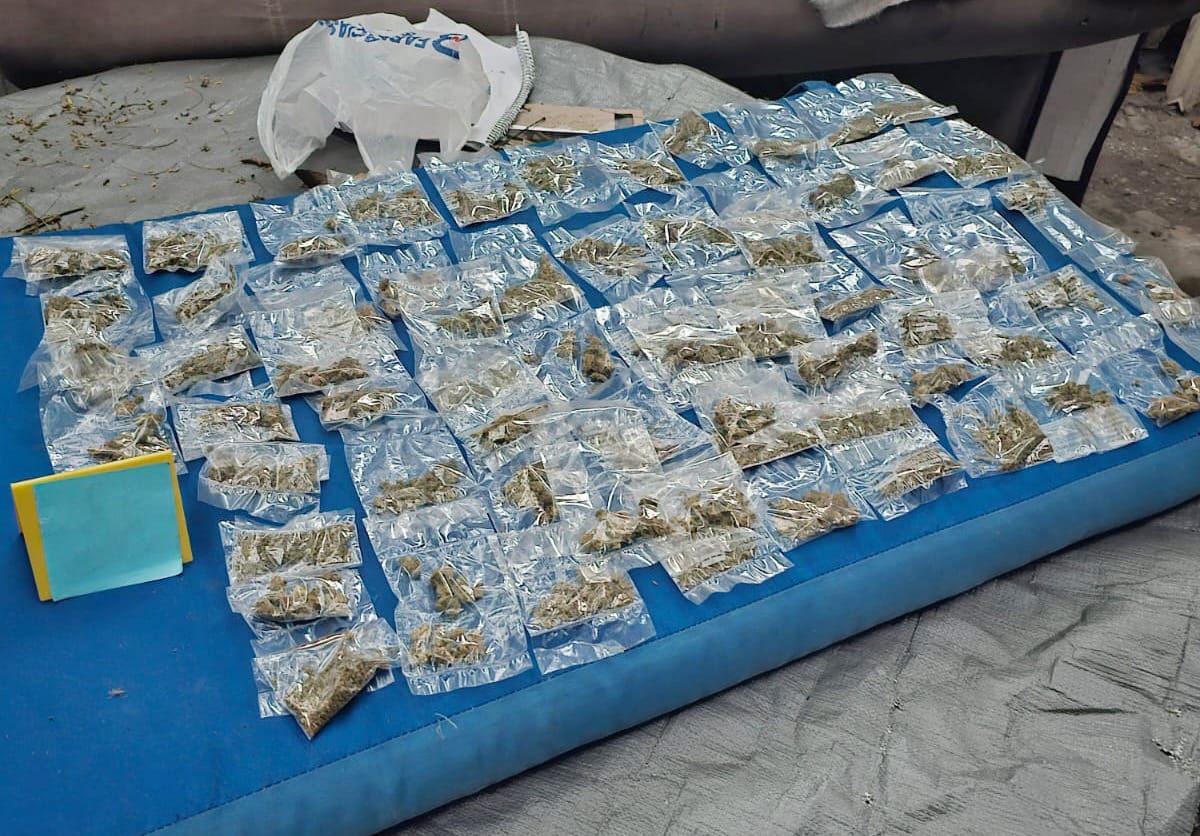 Detienen a cuatro por narcomenudeo en cateos en Cancún y Chetumal; personal de los tres niveles de gobierno decomisaron diversas drogas.