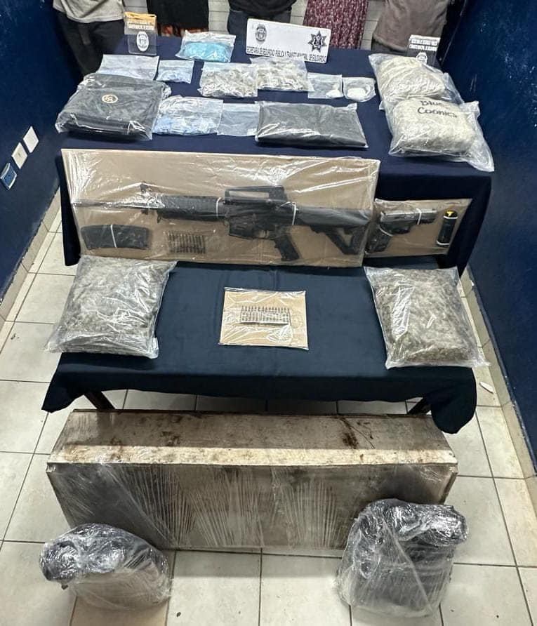 Detienen a 8 y decomisan 240 dosis de narcóticos en Playa del Carmen; les decomisaron diversos estupefacientes.