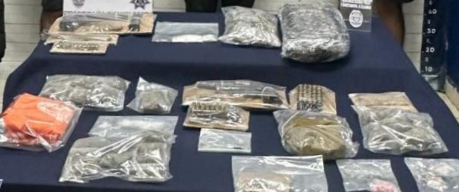 Detienen a tres presuntos narcomenudistas en el fraccionamiento Villas del Sol; les decomisaron más de 100 dosis de narcóticos y dos armas de fuego.