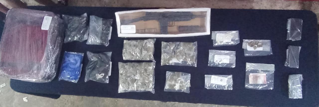 Detienen a banda de narcomenudistas en Prado Norte en Cancún; entre ellos está un mototaxista de la COR y les decomisaron un subfusil tipo Uzi.