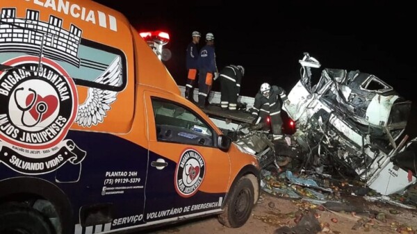 Accidente carretero en Brasil deja al menos 24 muertos y varios heridos.