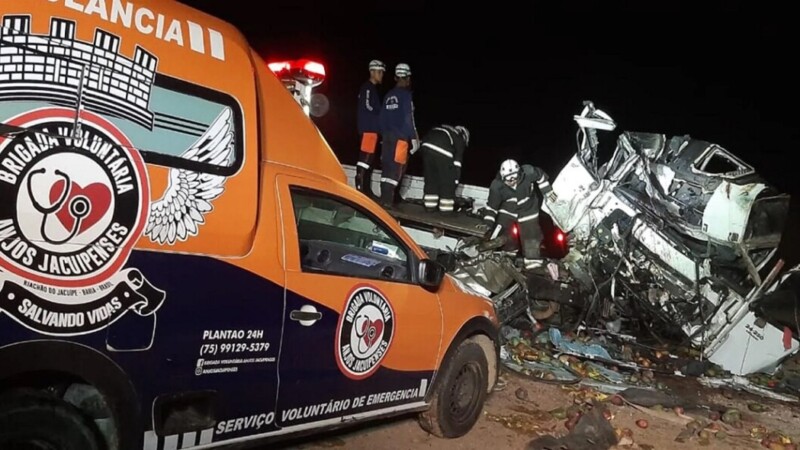 Accidente carretero en Brasil deja al menos 24 muertos y varios heridos.