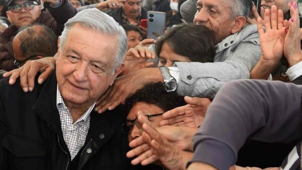 “¡Me canso, ganso, sistema de salud, de los mejores del mundo!”