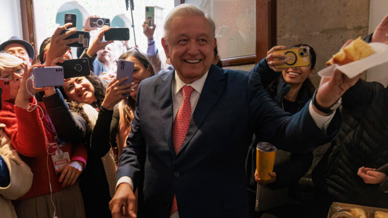 Sin aludir a Xóchitl, AMLO dice que de ganar serviría a intereses