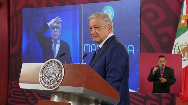 Pide AMLO a López-Dóriga que aclare noticias falsas