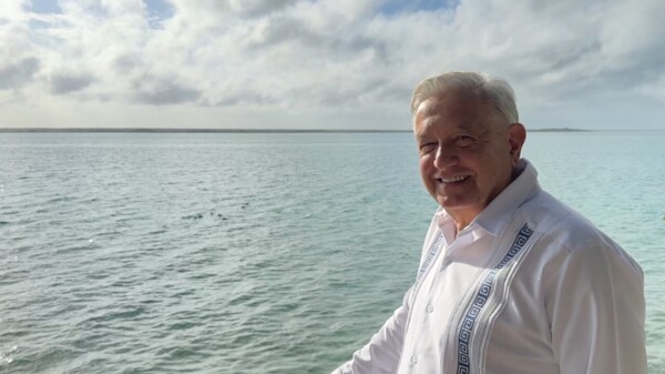 Visita AMLO la Laguna de los siete colores en Bacalar