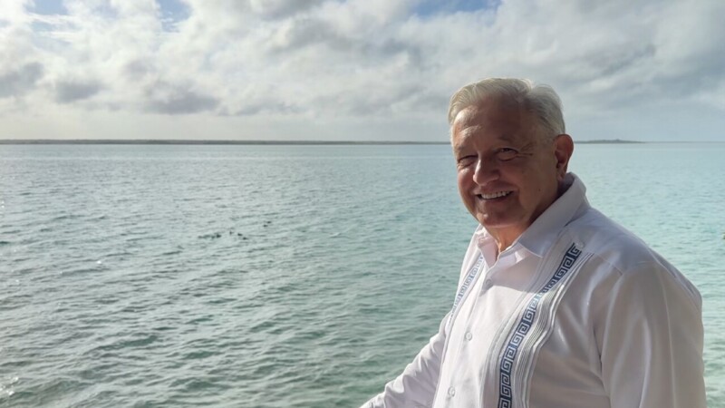 Visita AMLO la Laguna de los siete colores en Bacalar