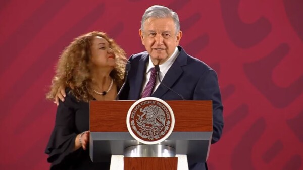 Desmiente AMLO versión de Sanjuana Martínez sobre “moches”