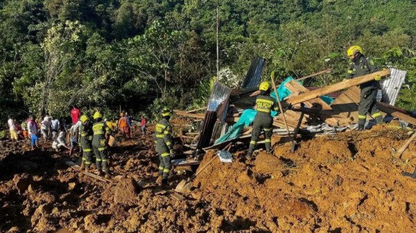 Sepulta alud de tierra autos y 33 personas en Colombia