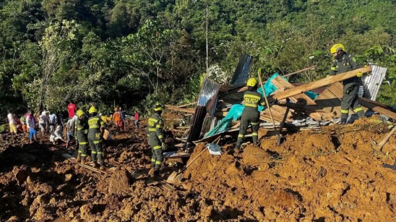 Sepulta alud de tierra autos y 33 personas en Colombia