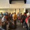 Aseguran a 114 migrantes que viajaban en un autobús