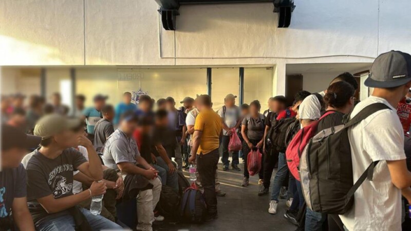 Aseguran a 114 migrantes que viajaban en un autobús