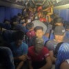 Aseguran a 183 migrantes que viajaban hacinados en un autobús