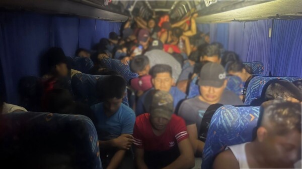 Aseguran a 183 migrantes que viajaban hacinados en un autobús