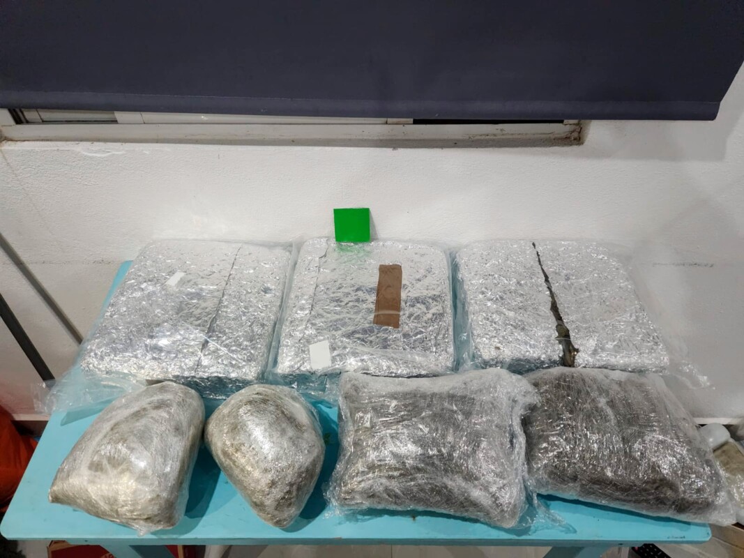 Aseguran droga en tres cateos en Playa del Carmen; durante las diligencias encontraron dosis de vegetal verde y seco, “piedras” y cocaína.