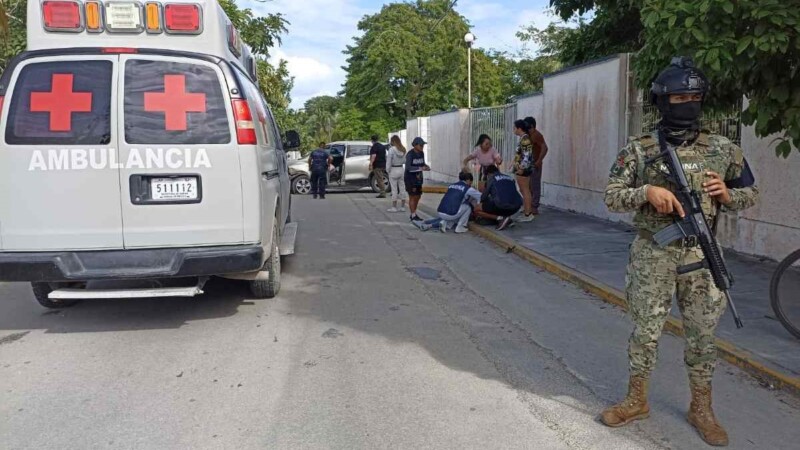 Auxilian marinos a una mujer accidentada en la Costera de Bacalar.
