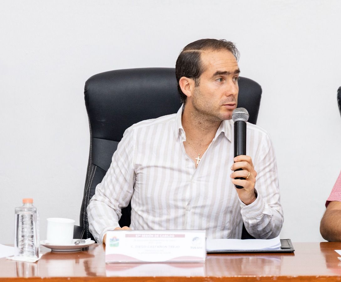 la Sesión Ordinaria, el cuerpo edilicio encabezado por el presidente municipal, Diego Castañón Trejo.