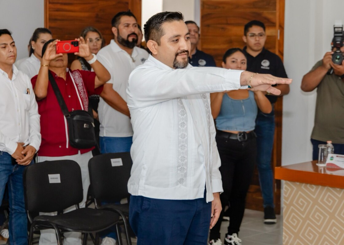 La síndico y regidores encabezados por el presidente municipal de Tulum, Diego Castañón Trejo, nombraron y le tomaron protesta de ley.
