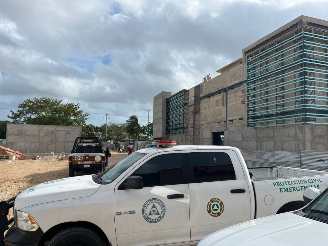 Cae muro en construcción sobre un obrero en la Región 222 de Cancún; los fuertes vientos pudieron se la causa que se desplomara sobre baño portátil.