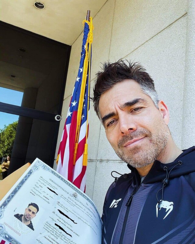 Celebra Omar Chaparro que ya es ciudadano estadounidense