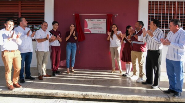 Cumple Mara Lezama con domo a estudiantes de la Secundaria Técnica 31 en Cancún